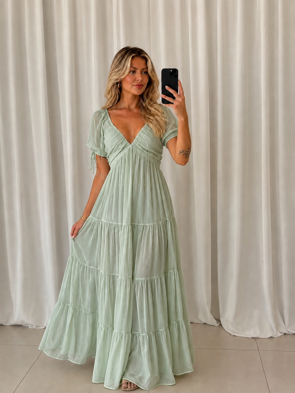 Vestido largo escalonado Emily con mangas abullonadas