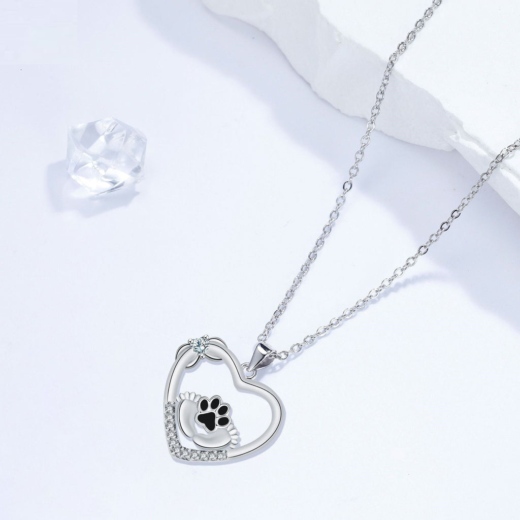 Collar con huella de perro y circonita