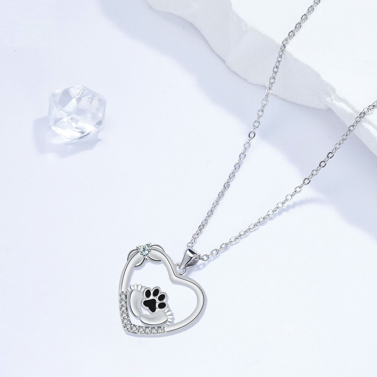 Collar con huella de perro y circonita