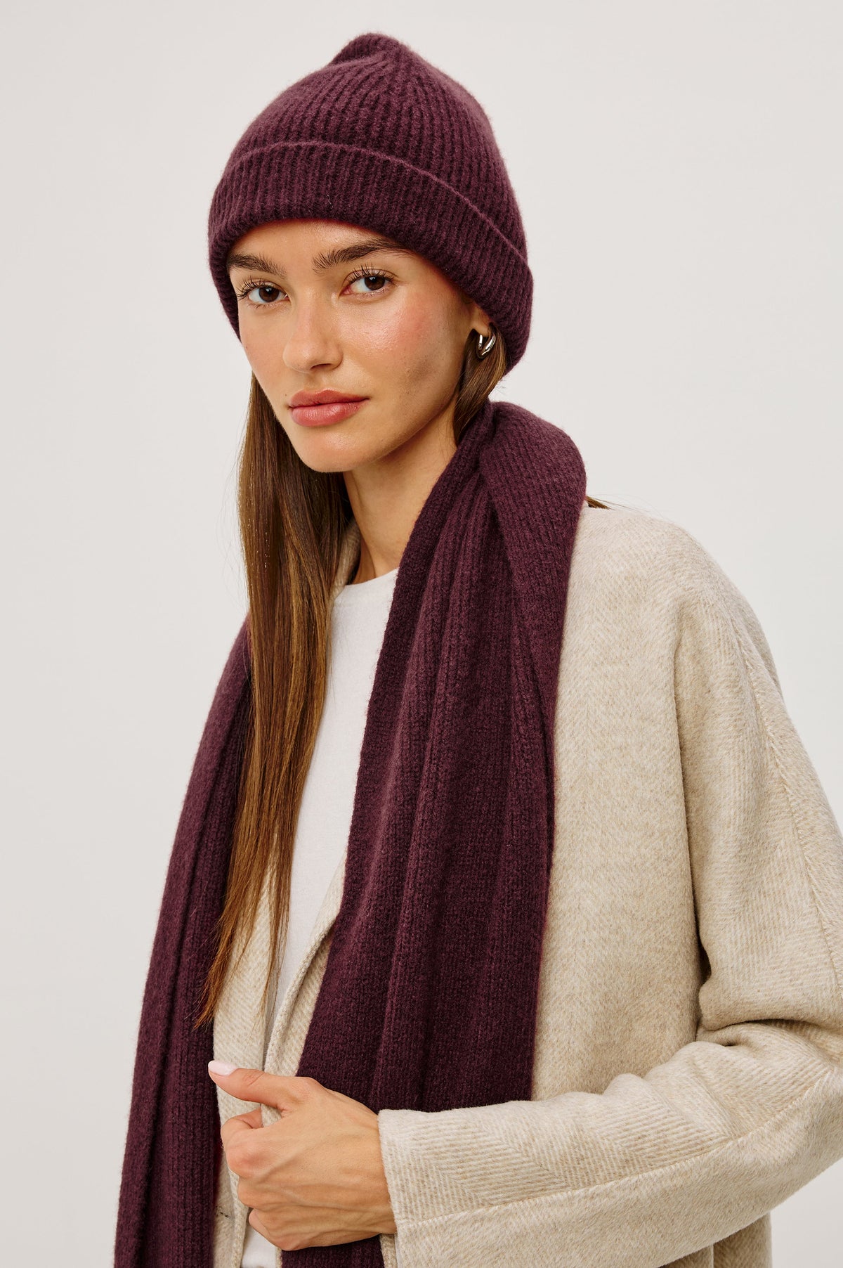 GORRO UNISEX DE CACHEMIRA Y SEDA DE AUTUMN CASHMERE - COLOR VINO