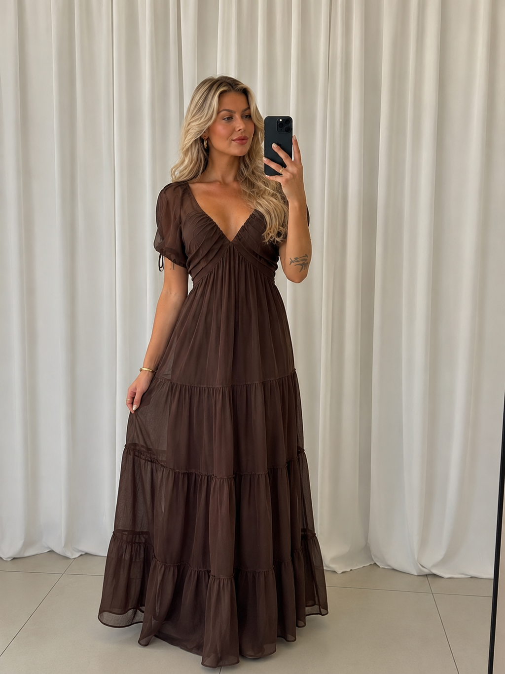 Vestido largo escalonado Emily con mangas abullonadas