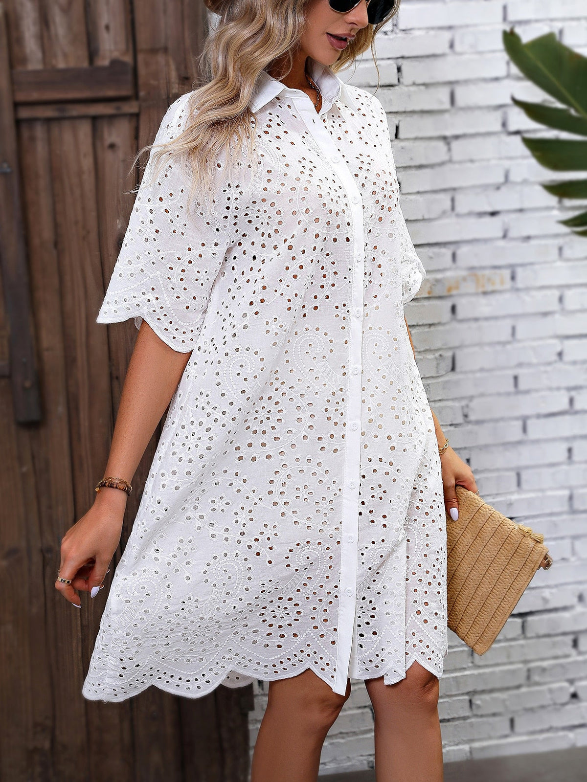 Vestido con hombros caídos y bordados