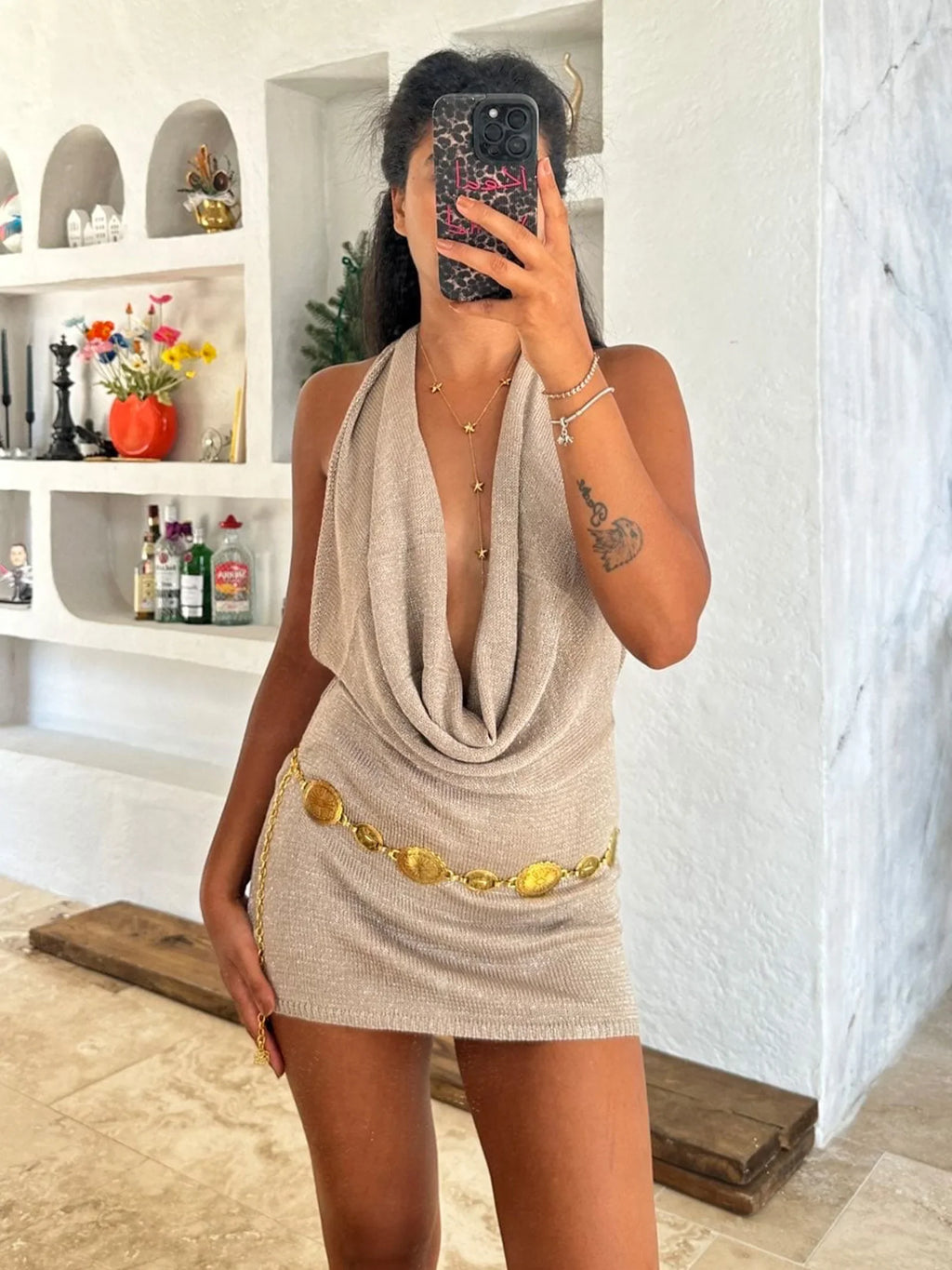Minivestido de mujer con espalda descubierta y cuello en V pronunciado