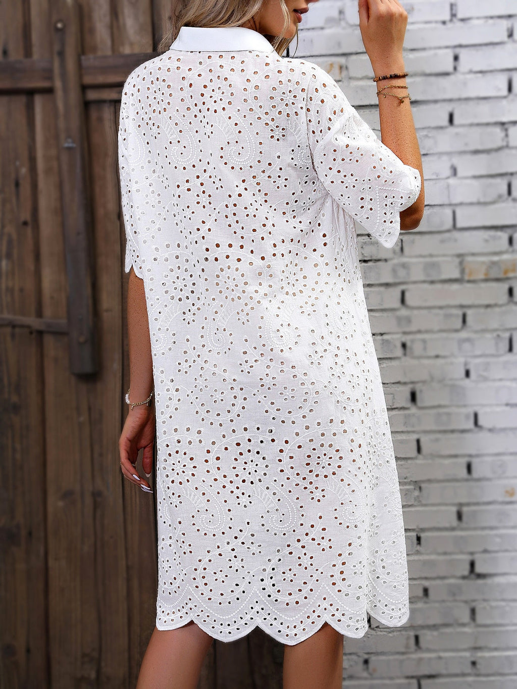 Vestido con hombros caídos y bordados
