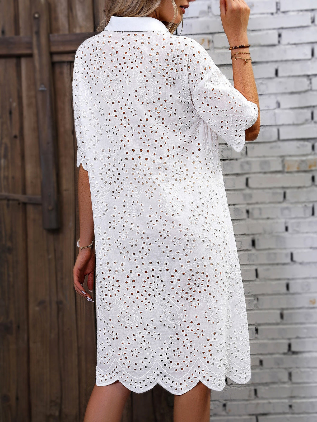 Vestido con hombros caídos y bordados