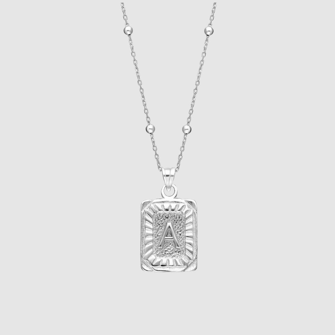 Collar con medallón de inicial
