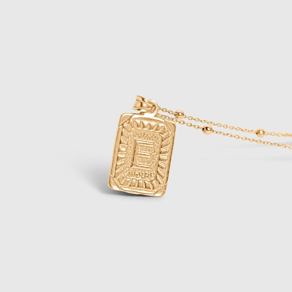 Collar con medallón de inicial
